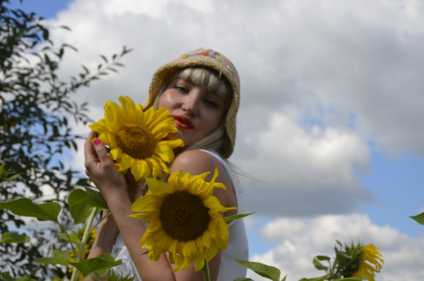 小女孩拥抱向日葵图片下载
