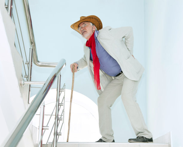 生病的老人图片下载