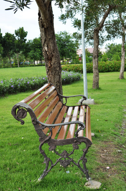 在公园长椅上图片下载