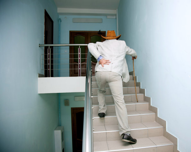 生病的老人图片下载