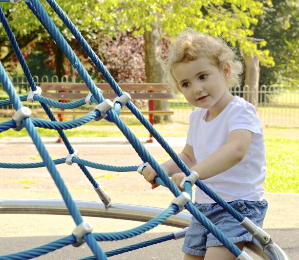 小孩子在操场上玩图片下载