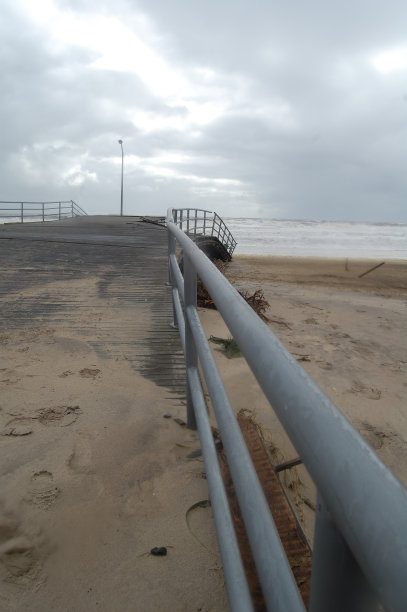 飓风桑迪过后的洛克威公园木板路图片下载