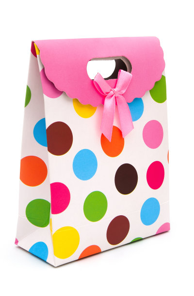 侧视图彩色礼盒上的白色裁剪路径图片下载