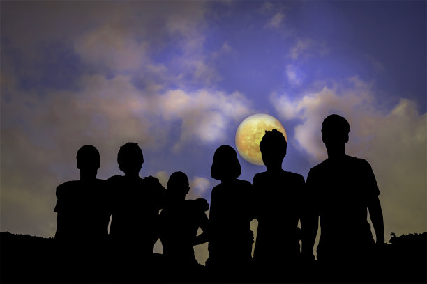 人们看到满月的剪影图片下载