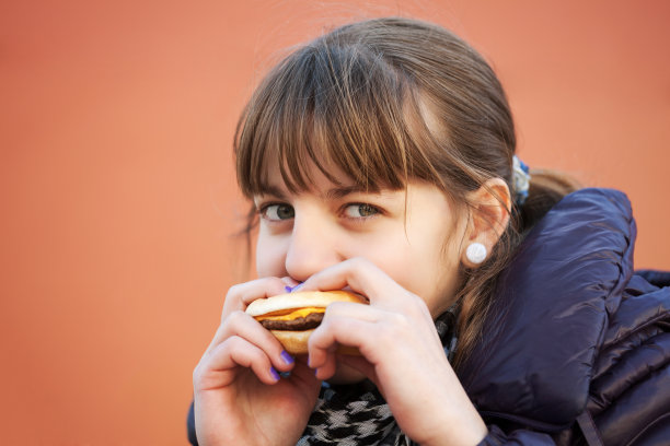 十几岁的女孩在吃汉堡图片下载