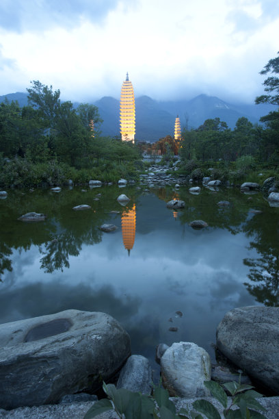 大理三白塔和苍山在夜里图片下载