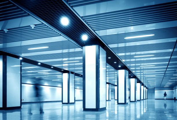 地铁里，孤独的行人图片下载