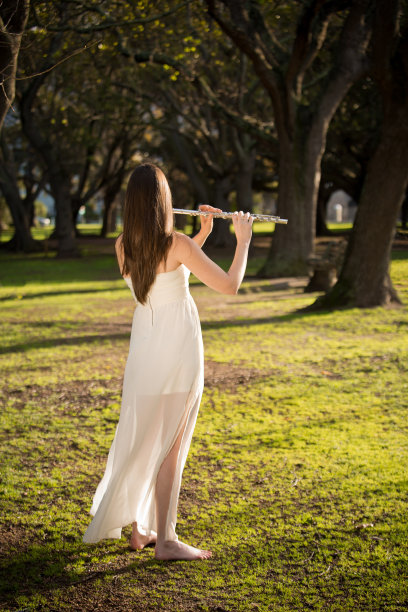 古典音乐家赤脚在公园里演奏图片下载