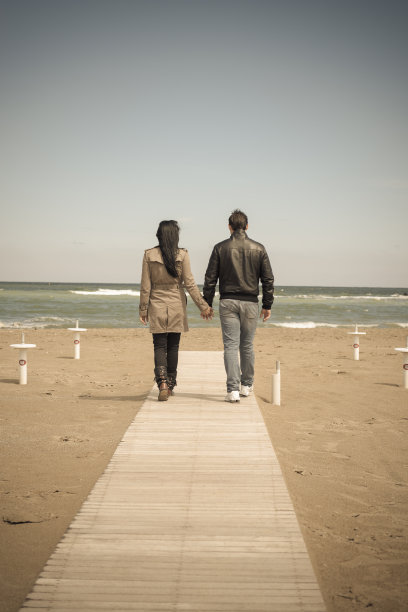 夫妇有海边的乐趣在冬天图片下载