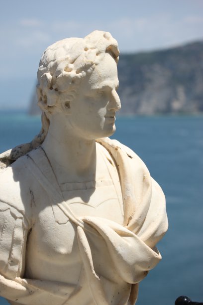 俯瞰地中海的罗马雕像图片下载