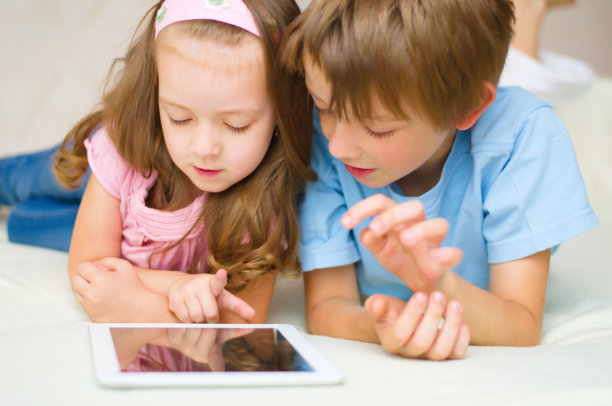 儿童使用平板电脑图片下载