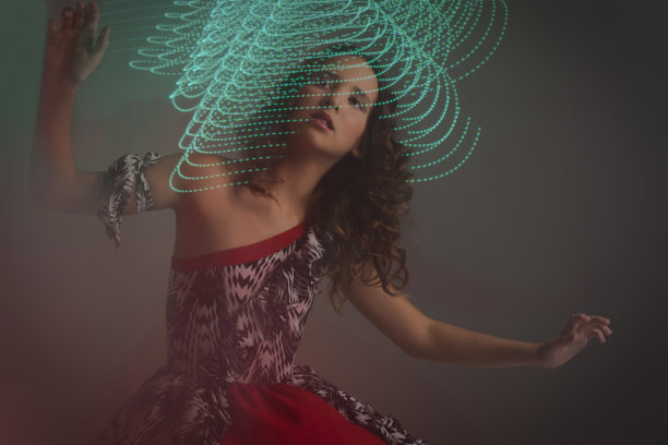 彩色背景上的女孩，头顶有光图片下载