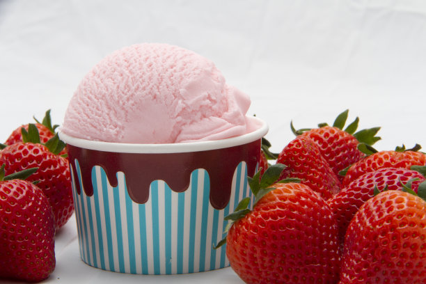 草莓冰淇淋图片下载
