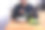 快乐的男人在厨房里拌沙拉图片下载