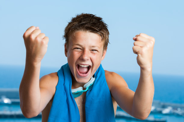 胜利的青少年游泳运动员。图片下载