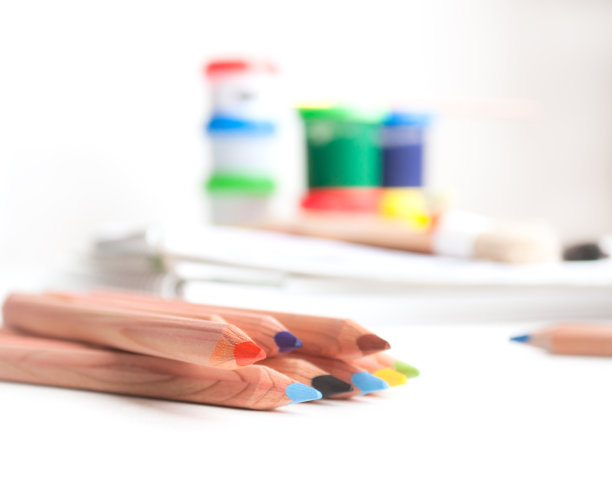 彩色铅笔、颜料、素描本、素描、毛笔图片下载