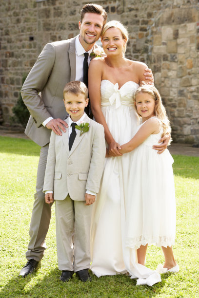 新婚夫妇与伴娘和侍从在婚礼上图片下载