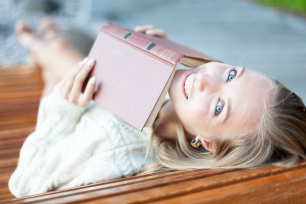 快乐女孩与书图片下载