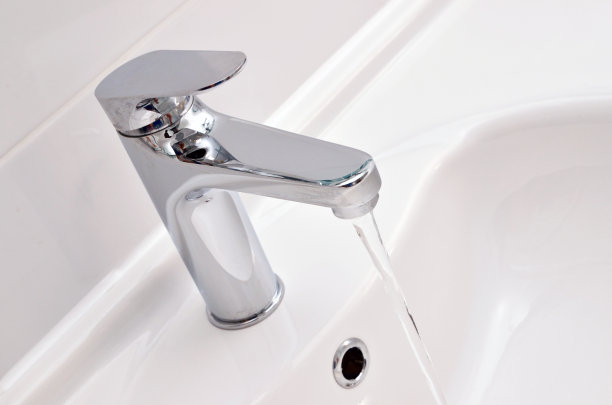 水流入下水道图片下载