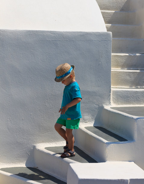 小男孩走在圣托里尼岛，旅行的概念图片下载