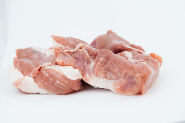 白色背景下的肉特写镜头图片下载