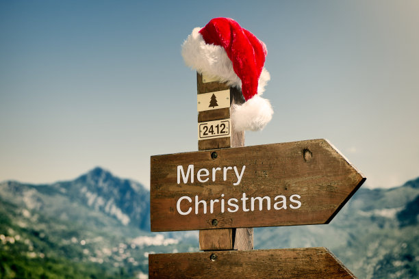 有圣诞老人帽的路标图片下载