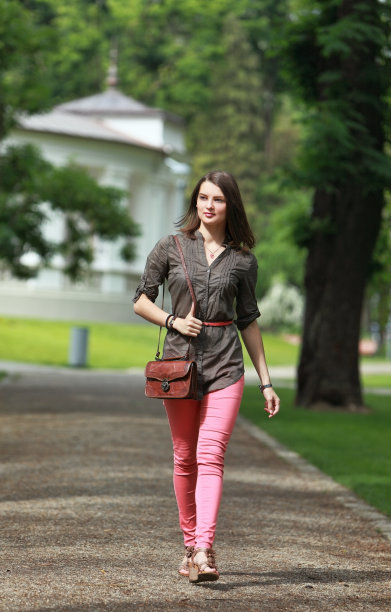 在公园里散步的年轻女子图片下载