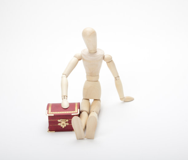 木制人偶与礼盒，孤立上一白色图片下载