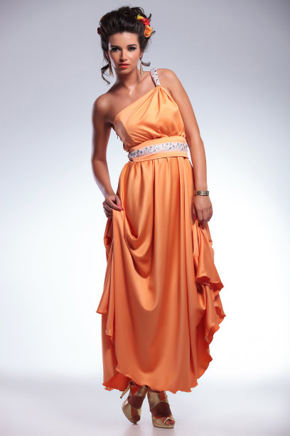 美女手放在衣服上看着你图片下载