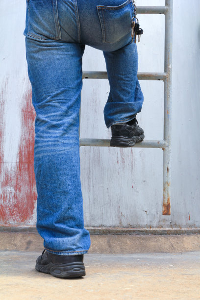 男人爬梯子图片下载