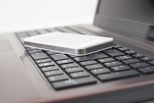 笔记本电脑和智能手机的概念。图片下载