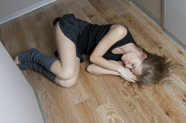 地板上有个漂亮的金发女人图片下载