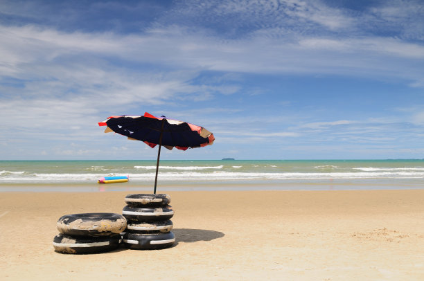 阳光明媚的海滩景色图片下载