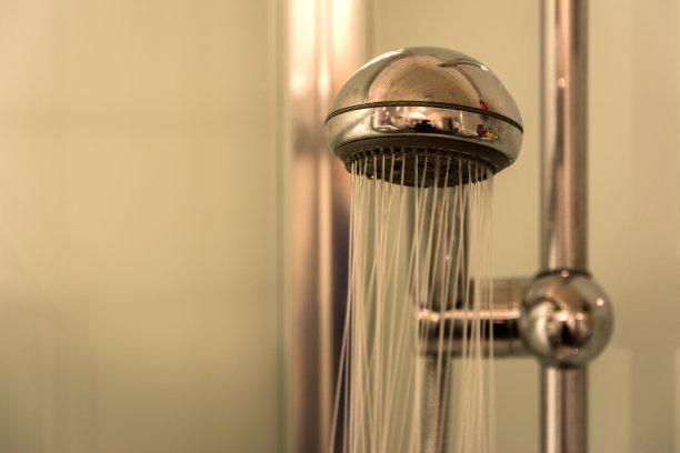 淋浴喷头，有水从里面流出来。图片下载