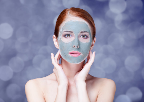 使用化妆品的女性图片下载