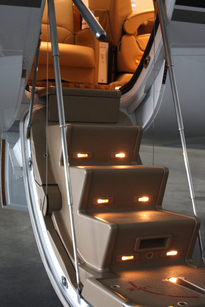 飞机折叠入口门与照明的台阶图片下载