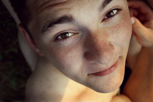 一个长着雀斑的年轻人的画像图片下载