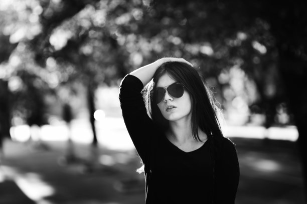 外面有个可爱的黑发女人图片下载