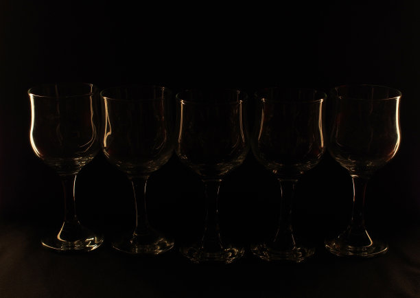 黑色背景下的玻璃图片下载