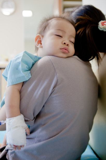 儿子在妈妈身后生病了图片下载