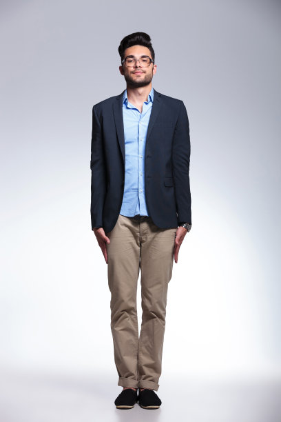 随意的年轻人站直了图片下载