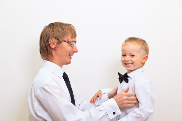 父亲帮儿子打领结图片下载