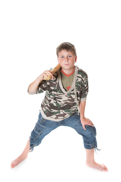 拿着球棒的男孩图片下载