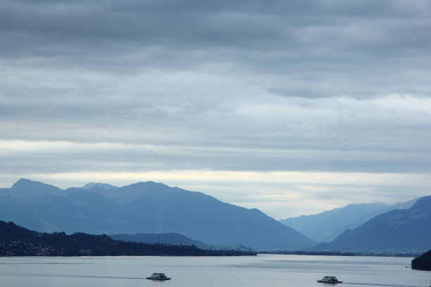 瑞士湖上宁静的晨景图片下载