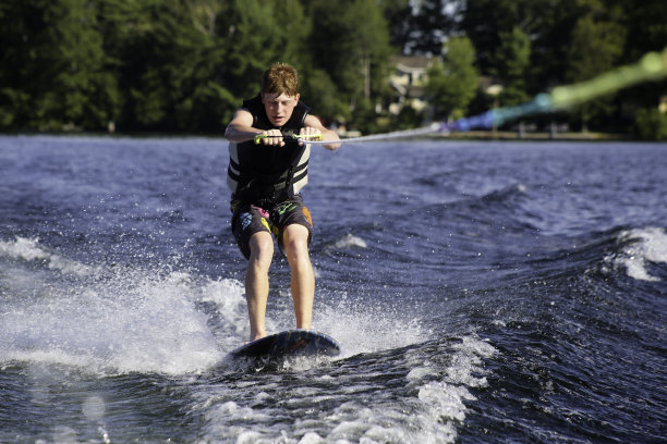 加拿大安大略省马斯科卡市，站在膝板上的少年图片下载