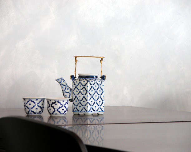 桌上摆着英式茶具图片下载