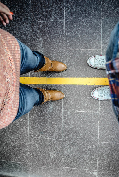 两个人站在对方的前面图片下载