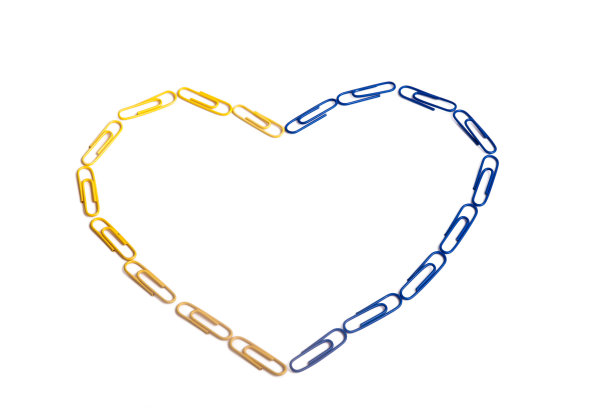 用订书钉做成心形的乌克兰国旗图片下载