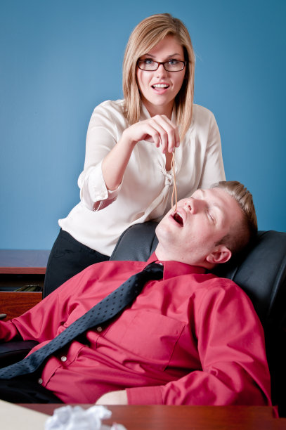 男同事睡在他的办公室里，而女同事却在捉弄他图片下载