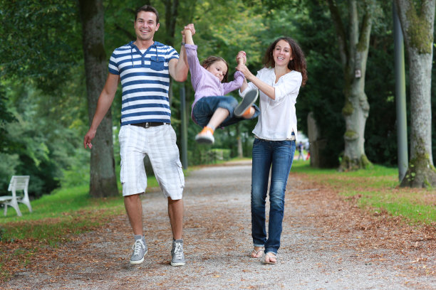 一家人在美丽的公园散步图片下载